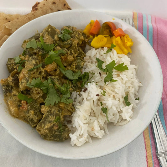 Okra in spicy yogurt curry