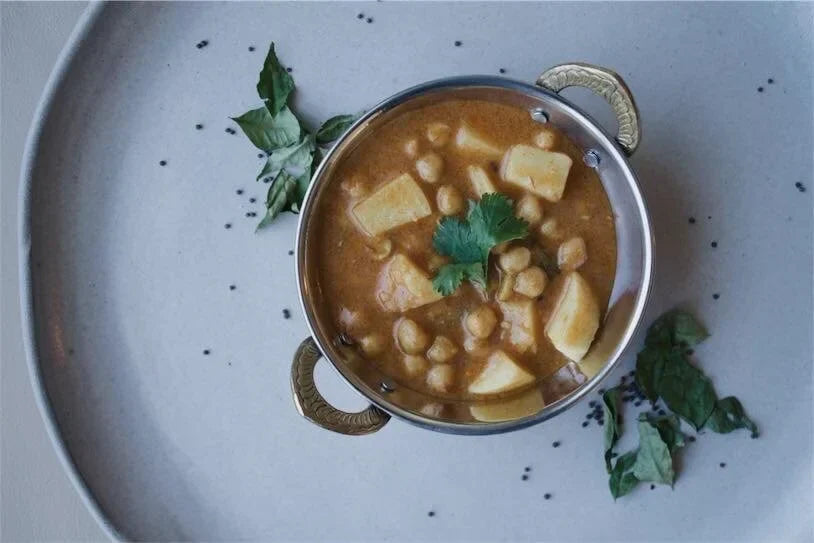 Channa bateta (Chickpeas and potatoes in a tangy tamarind sauce)