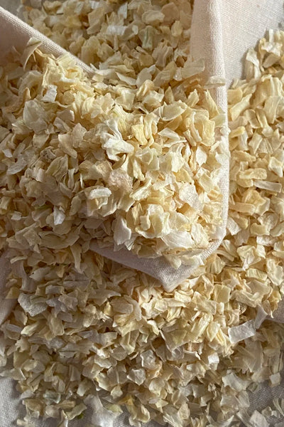 Dried onion flakes